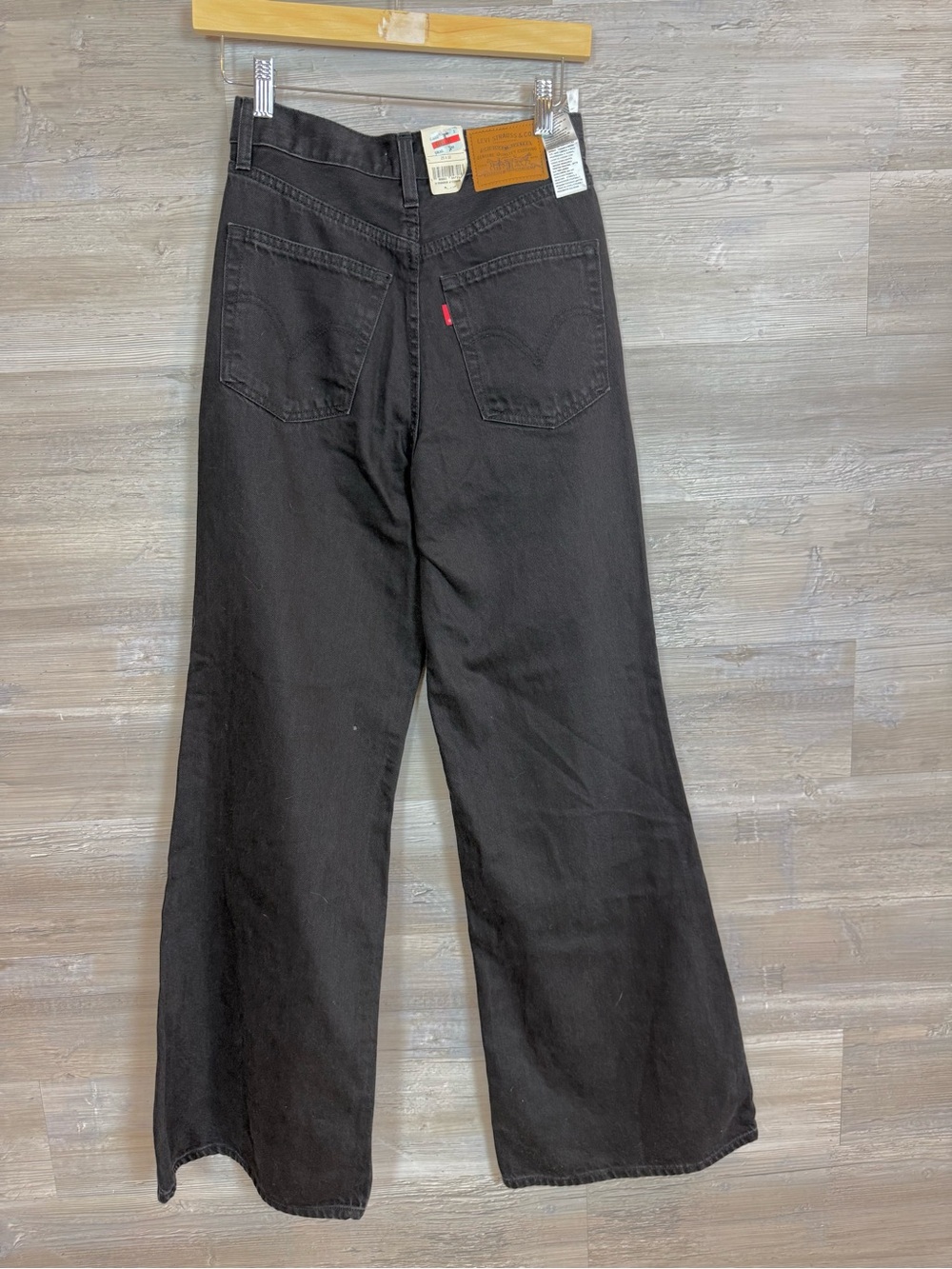 Levi’s High Loose Flare Jeans 25x32 NWT Black High Rise Wide Leg Retro - Picture 3 of 8